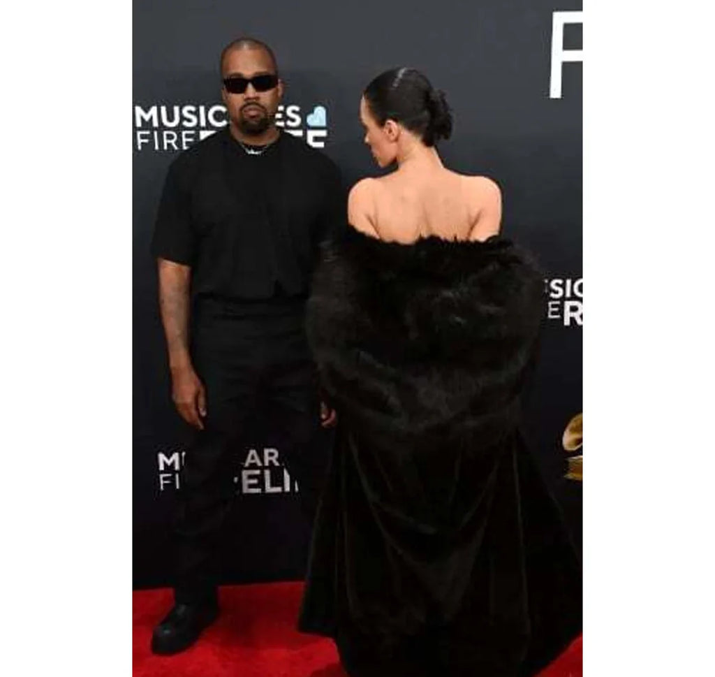 Bianca-Censori-Grammys-2025-Black-Fur-Coat-Outfit