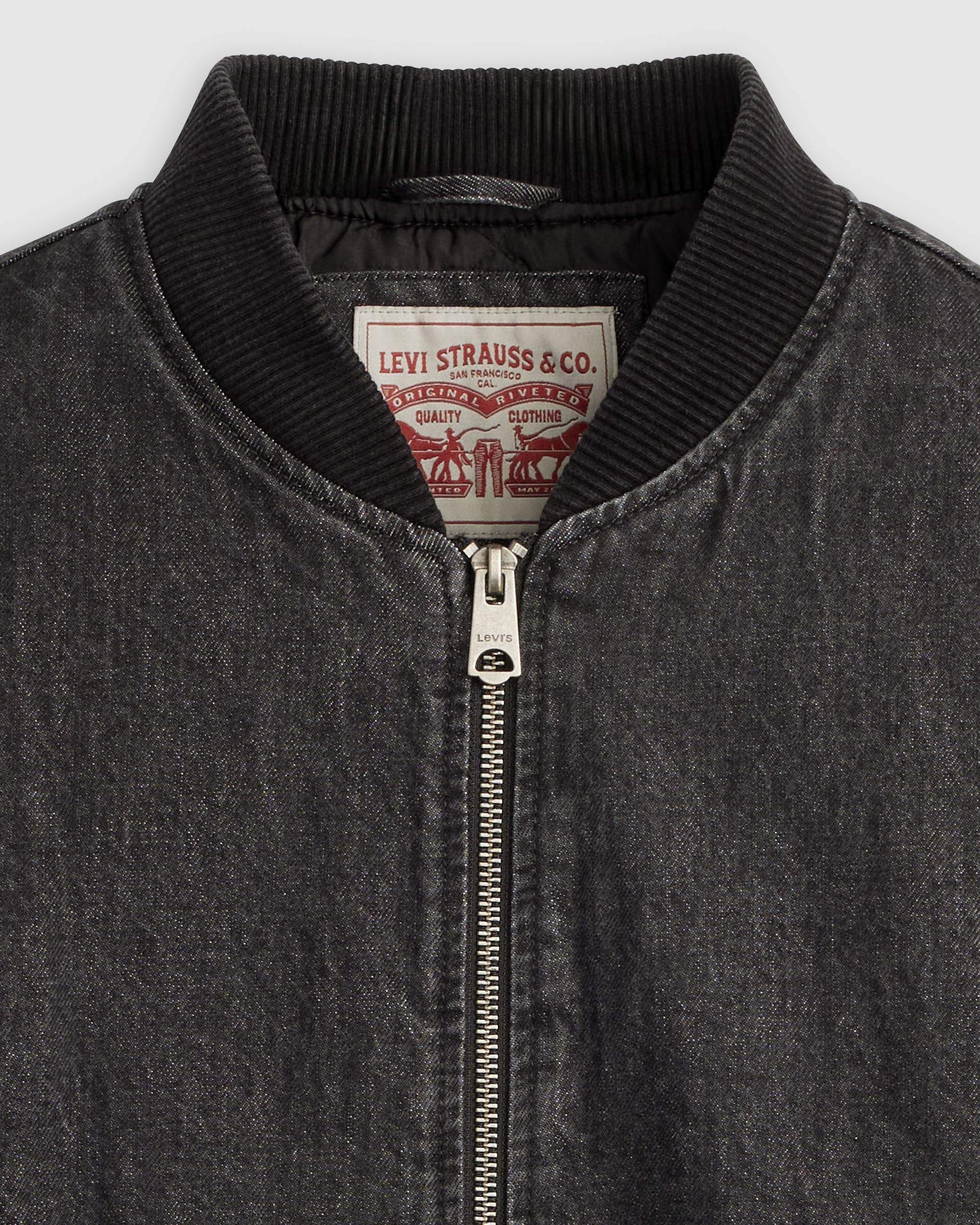 Classic men’s Levi’s blue denim jacket outfit
