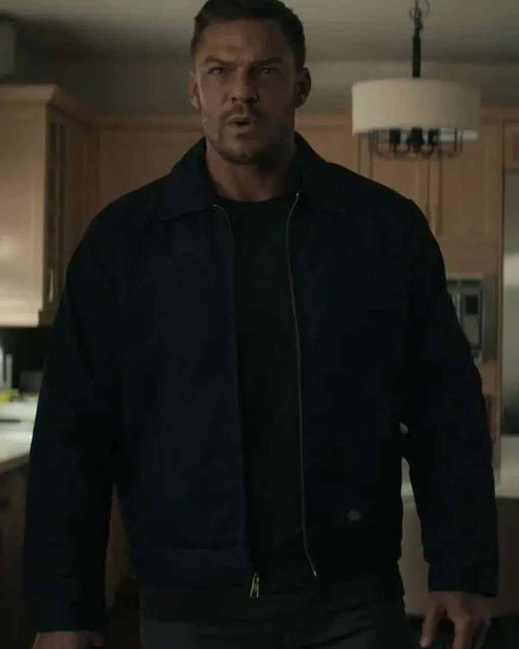 Reacher-S02-Jack-Reacher-Black-Jacket